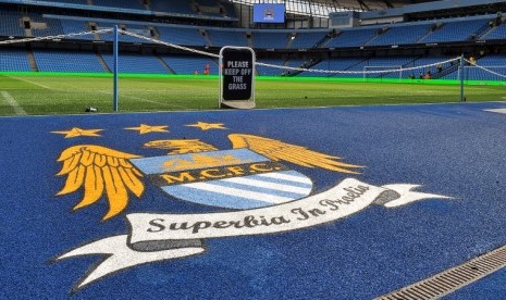 Logo Manchester City di Stadion Etihad.,Manchester City, telah menawarkan penggunaan Etihad Stadium kepada Layanan Kesehatan Nasional Britania (National Health Service/NHS) selama pandemi corona.