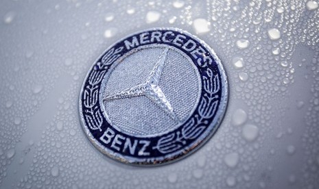   Mercedes-Benz membuka pusat perangkat lunak (software) baru senilai 200 juta euro di Sindelfingen . Tampak logo Mercedes Benz