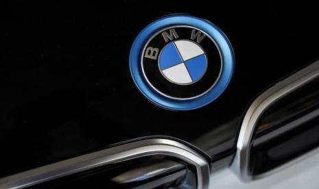 Logo mobil BMW ditampilkan selama tur media di pabrik produsen mobil Jerman BMW di San Luis Potosi, Meksiko, 3 Februari 2023.