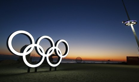 Logo Olimpiade di Pantai Gyegpo dalam rangka Olimpiade musim dingin di Pyeongchang Korsel.