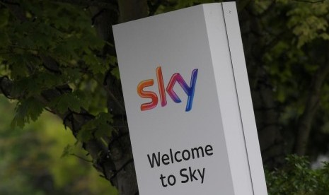 Logo perusahaan media Sky di London, Inggris.