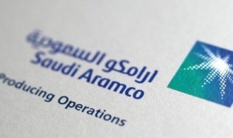 Logo perusahaan minyak Saudi Aramco. Laba bersih Saudi Aramco pada kuartal IV 2022 diperkirakan akan turun 6,3 persen secara kuartalan menjadi 38,90 miliar dolar AS atau setara Rp 608,15 triliun. 