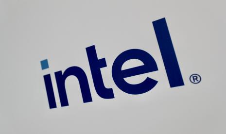 Logo perusahaan semikonduktor INTEL. Intel membukukan laba tak terduga di tengah perlambatan permintaan PC.