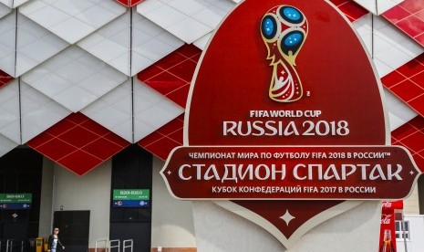 Logo Piala Dunia 2018 yang digelar di Rusia. Piala Dunia di Rusia digelar di 12 kota yakni Moscow, Kaliningrad, Kazan, Krasnodar, Sochi, Nizhny Novgorod, Rostov-on-Don, St. Petersburg, Samara, Saransk, Volgograd, Yaroslavl, dan Yekaterinburg. 