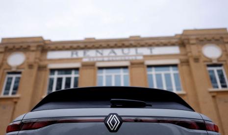 Logo Renault terlihat di sebuah mobil di markas pembuat mobil Prancis Renault di Boulogne-Billancourt, dekat Paris, 16 Februari 2023. 