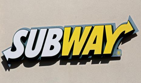 Logo restoran Subway. Restoran Subway di Citos, Jakarta Selatan mendapat teguran tertulis setelah menimbulkan kerumunan di hari pertama operasionalnya pada 15 Oktober 2021.