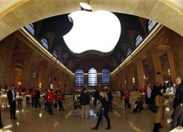 Logo tergantung di cabang ritel Apple terbaru dalam Stasiun Grand Central, New York