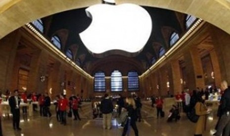 Logo tergantung di cabang ritel Apple terbaru dalam Stasiun Grand Central, New York