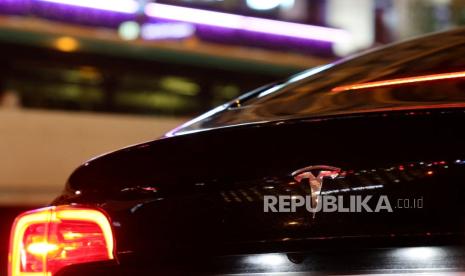 Logo Tesla terlihat di mobil taksi Paris di Paris, Prancis, 14 Desember 2021.