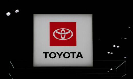 Logo Toyota terlihat saat New York International Auto Show, di Manhattan, New York City, AS, 5 April 2023. Toyota mundur sebagai sponsor olimpiade.