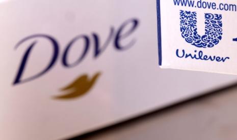 Logo Unilever terlihat pada kotak sabun Dove dalam ilustrasi yang diambil pada 17 Januari 2022. 