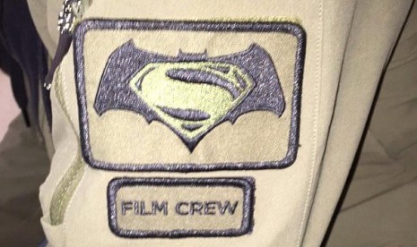 Logo yang terdapat dalam jaket salah seorang kru produksi film Batman v Superman: Dawn of Justice