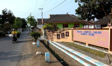 Lokasi Balai Desa Selok Awar-Awar menjadi salah satu tempat kejadian perkara pembunuhan Salim Kancil di Kecamatan Pasirian, Kabupaten Lumajang, Jawa Timur, Ahad (11/10). (Republika/Wihdan) 