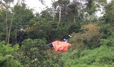 Lokasi helikopter jatuh di kawasan perbukitan Situhiang, Kabupaten Tasikmalaya, Ahad (17/3). 