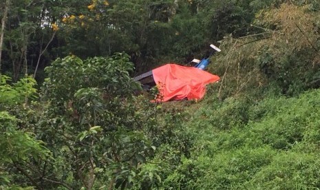 Lokasi helikopter jatuh di kawasan perbukitan Situhiang, Kabupaten Tasikmalaya, Ahad (17/3). 