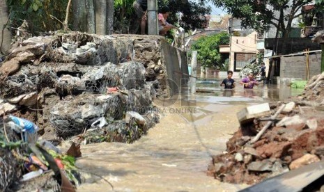  Lokasi jebolnya tanggul di perumahan Pondok Gede Permai,Bekasi,Selasa(5/2).   (Republika/Rakhmawaty La'lang)