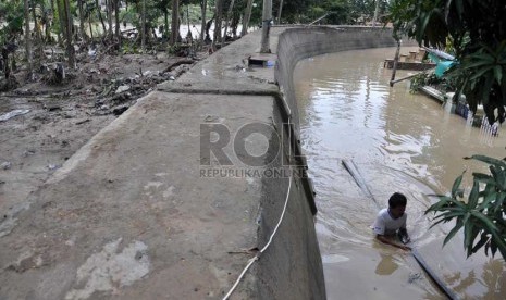  Lokasi jebolnya tanggul di perumahan Pondok Gede Permai,Bekasi,Selasa(5/2).   (Republika/Rakhmawaty La'lang)