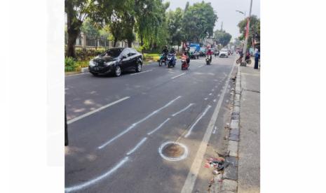 Lokasi kecelakaan sebuah truk yang menabrak tujuh pengendara motor yang melawan arah di Lenteng Agung, Jakarta Selatan, Selasa (22/8/2023).