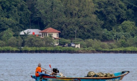 Lokasi Lapangan Tembak Tunggal Panaluan, yang akan digunakan untuk pelaksanaan eksekusi mati tahap III di Pulau Nusakambangan, terlihat dari dermaga penyeberangan Wijayapura, Cilacap, Jateng, Rabu (27/7).