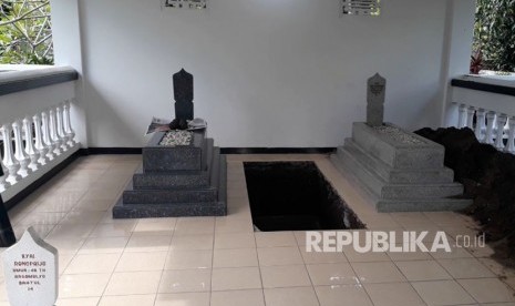 Lokasi liang lahat untuk jenazah Probosutedjo di Makan Somenggalan yang ada di Dusun Kemusuk, Kabupaten Bantul, Senin (26/3).  Liang lahat Probosutedjo tepat di tengah-tengah liang sang ayah, Kyai Atmopawiro, dan tokoh masyarakat Kyai Joyowigeno.