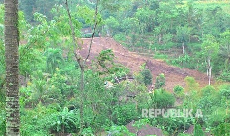  Lokasi longsor, Dusun Krajan dan Dusun Tangkil, Banaran, Pulung, Ponorogo. Tim evakuasi gabungan baru menemukan dua dari 29 jiwa yang dinyatakan hilang.