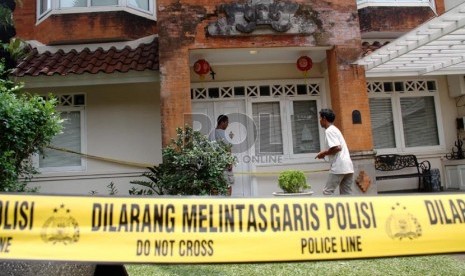    Lokasi pelemparan granat di depan rumah pengusaha Pola Winson, Kompleks Bali View, Cirendeu, Ciputat, Tangerang Selatan, Jumat (27/9).   (Republika/Yasin Habibi)