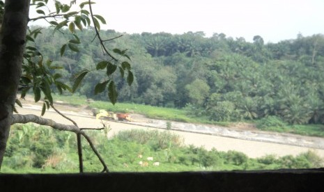 Lokasi penambangan galian C di Pantai Sampah, Desa Tanjung Lenggang, Kecamatan Bahorok, Kabupaten Langkat, Sumatra Utara saat awal beroperasi pada 2013.