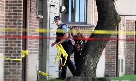 Lokasi penembakan oleh polisi di Chicago dipasang garis polisi.