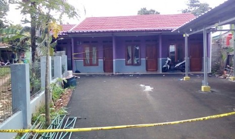 A house at Puri Serpong, Setu Babakan, South Tangerang was sealed with police line on Thursday (Dec 22). Police found six locally-assembled bombs during the raid.