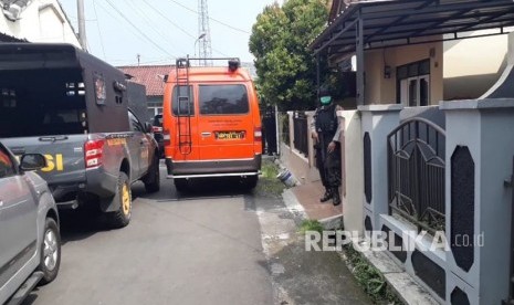 Lokasi penggledahan rumah oleh Densus 88 di Perum Mitra Batik Kota Tasikmalaya Jawa Barat, Jumat (18/5). Diduga pemilik rumah terkait jaringan terorisme.