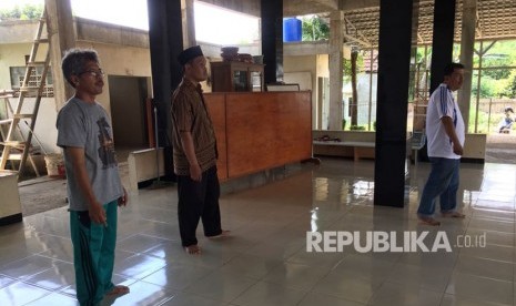 Lokasi penusukkan Ustaz Abdurrahman di Masjid Darul Mutaqin Perumahan Bumi Sawangan Indah, Sawangan, Depok, Jawa Barat, Ahad (11/3). 