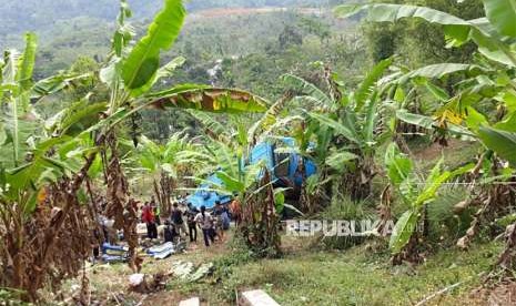 Lokasi sekitar tempat bus wisata terjerumus ke dalam  jurang di jalur Cikidang Kabupaten Sukabumi, Sabtu (8/9).  Bus tersebut membawaa rombongan sebuah dealer kendaraan di Bekasi dan Bogor 