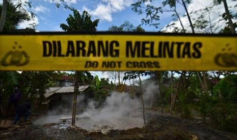 Lokasi semburan lumpur panas dipagari garis polisi di Kampung Sindangrasa, Kabupaten Tasikmalaya, Jawa Barat, Rabu (25/10). 