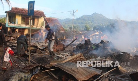 Lokasi sementara Pasar Limbangan, Desa Limbangan Tengah, Kecamatan Balubur Limbangan, Kabupaten Garut hangus terbakar, Rabu (18/5). (Foto: Puji E Permana)