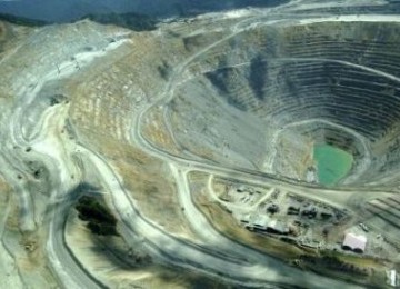 Lokasi tambang terbuka milik PT Newmont Nusa Tenggara di Batu Hijau , Sumbawa Barat, Nusa Tenggara Barat.