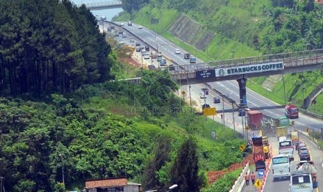  Lokasi tanah longsor di Tol Cipolarang km 100 jalur Bandung-Jakarta, Rabu (13/2).  (Republika/Maman Suherman)