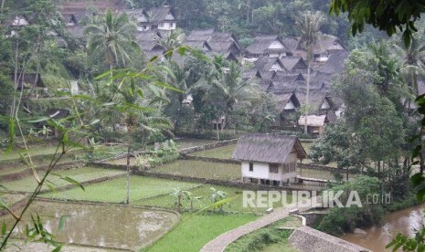 Lokasi tempat tinggal masyarakat adat Kampung Naga yang berada di antara hutan, perbukitan dan sungai di Desa Neglasari, Kecamatan Salawu, Kabupaten Tasikmalaya, Jawa Barat.