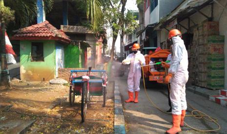 Lokasi tukang becak positif Covid-19 yang meninggal mendadak di Pademangan, Jakarta Utara, disterilkan, Rabu (5/8).