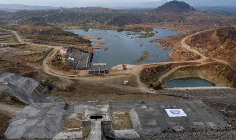 Lokasi Waduk Jatigede yang mulai terisi air setelah dimulainya penggenangan di Sumedang, Jawa Barat, Selasa (1/9).