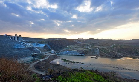 Lokasi Waduk Jatigede yang mulai terisi air setelah dimulainya penggenangan di Sumedang, Jawa Barat, Selasa (1/9).