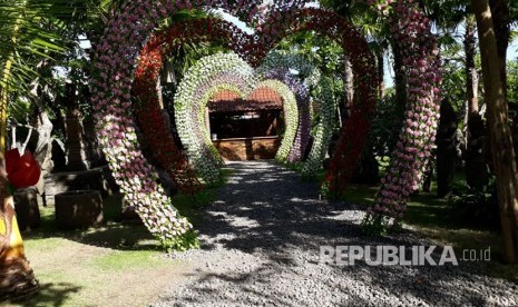 Terowongan cinta di lokasi wisata Big Garden Corner di Kota Denpasar, Bali.