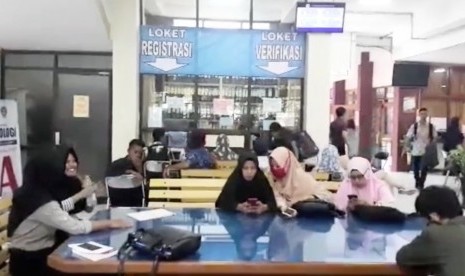 Loket pendaftaran dan registrasi calon mahasiswa baru Universitas Ahmad Dahlan, Yogyakarta.