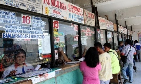 Loket tiket bus di terminal.