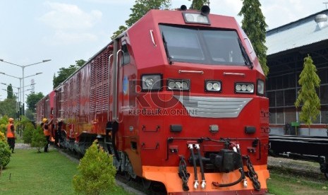 Lokomotif buatan PT Industri Kereta Api (Inka) di Madiun, Jumat (20/11).