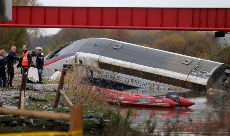 Lokomotif kereta cepat TGV tergelincir dan tenggelam sebagian dekat Kota Strasbourg di timur Prancis, Sabtu, 14 November 2015. Sedikitnya 10 orang tewas.