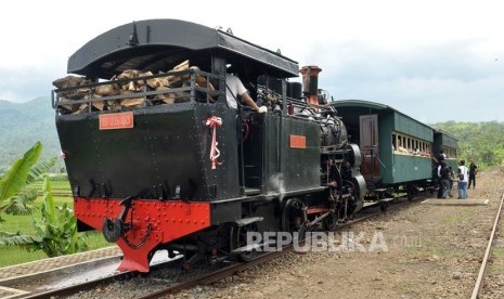 Lokomotif uap antik mendorong rangkaian kereta. (Republika/Bowo Pribadi)