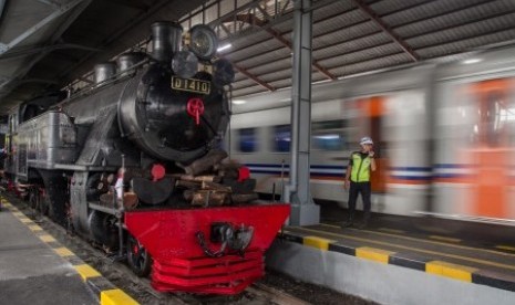 Lokomotif uap di Stasiun Purwosari, Solo, Jawa Tengah, akan dijadikan kereta wisata Jaladara yang beroperasi di Kota Solo.