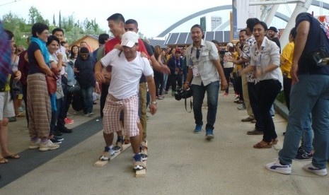 Lomba balap bakiak di depan Paviliun Indonesia di Milan Expo 2015, Sabtu (15/8).