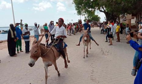 Lomba balap keledai untuk memeriahkan Maulid Nabi Muhammad di Kota Tua Lamu, Kenya pada 2021. Kenya akan mulai menjual Festival Maulid sebagai objek wisata. Saat ini, negara tersebut tengah berupaya menumbuhkan kedatangan pelancong dan wisatawan Muslim.