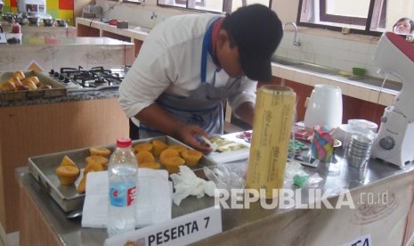 Aji Rukmana, satu-satunya peserta pria di ajang Lomba Cipta Kreasi Resep 2016 Bogasari yang diiukuti siswa SMK di Bandung 